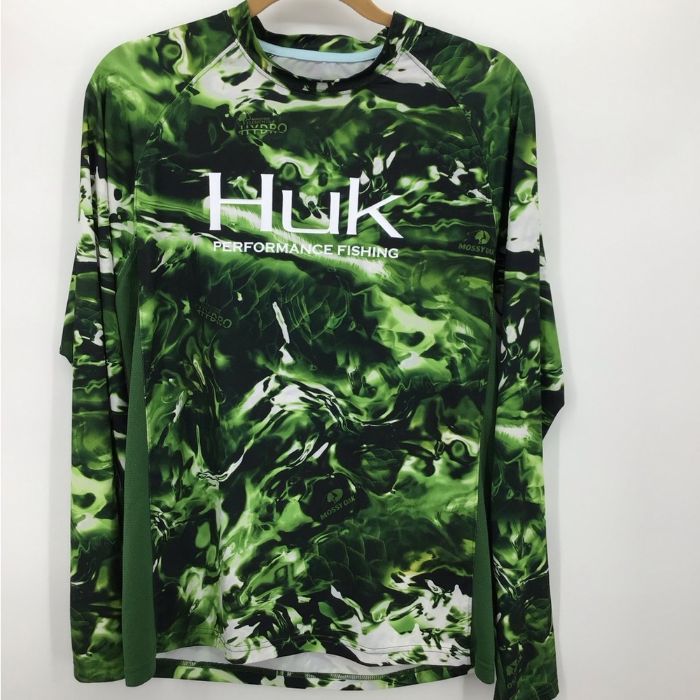 Huk Men’s long sleeve sun swim-sun shirt. Size
small.